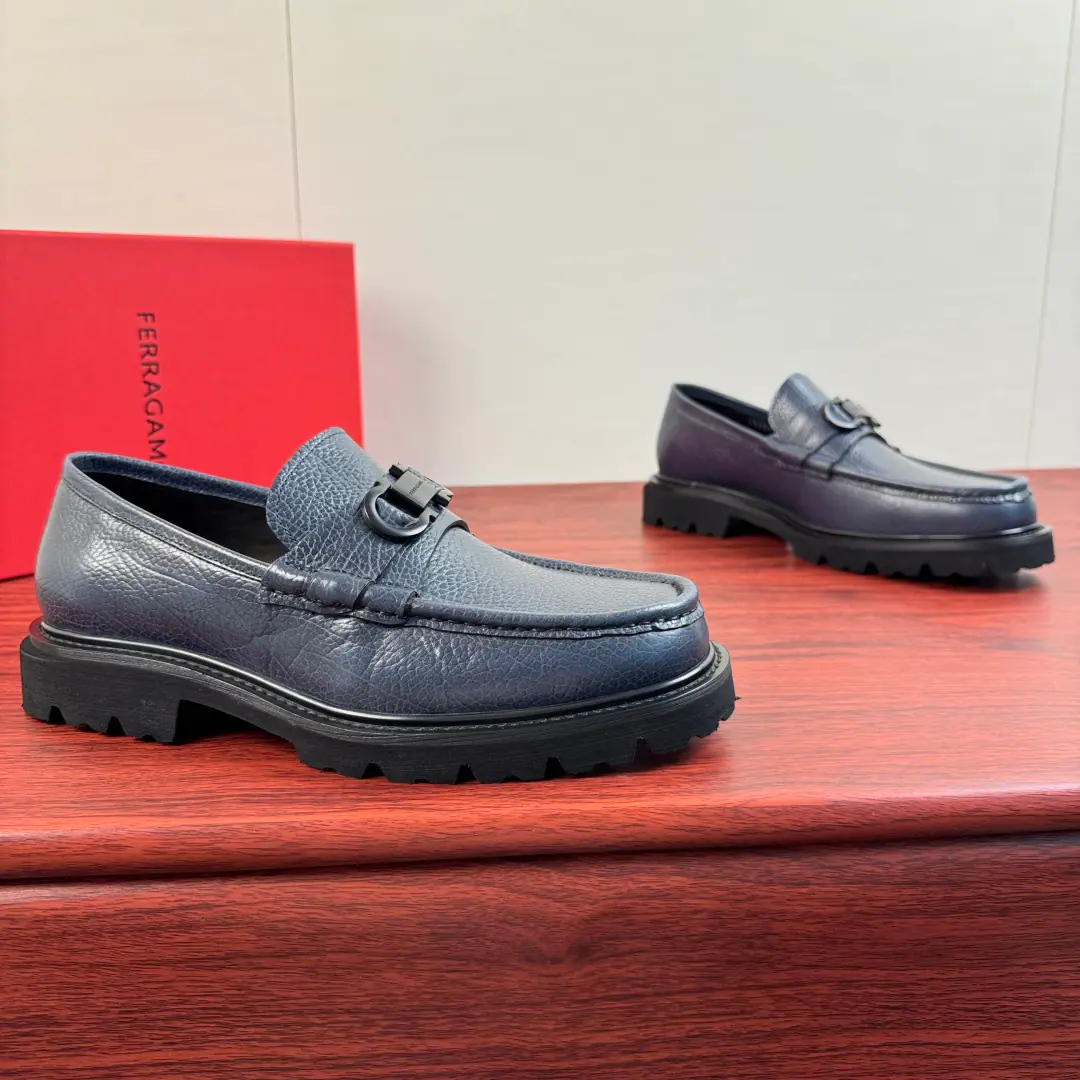 【FERRAGAMO】Pyragmud. GanciniI'm gonna get a big, fat, DeLaf shoe.！ The top-class single-barrel. The leather is full of pressure., Support comparison I'll kill every market to see the details.！！ This low-class recreational shoe is made of high-quality pure-coloured leather leather., It's a homogenous leather mosaic. It's a classic.GanciniMetal button. It's inspired by the style of frothy shoes of the '90s., Secrecy process, The rough marks are all western.. And the manly charm.！With light rubber soles., It's got edges and custom ditches on it.. In the skin of the calf., The leather material looks at the details., It's a great quality., Light air., Jane's about 100 feet., Original Box Packaging Size: 39-40-41-42-43-44Skins size.（Customable38.45） The cargo.: 35360-5 Blue