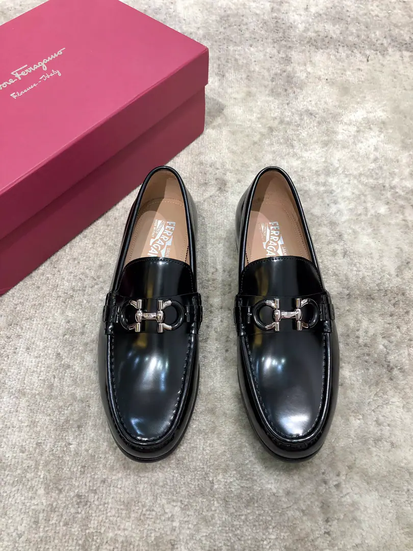 Pyragmud.FerragamoA man's fine leather shoes., The shoe is imported into the skin of the cow./Open the beads., Fine double button., In the skin of the watered cow., That's a big one., Standard Code39-44（38.45You're gonna have to do it or not.）, Current
