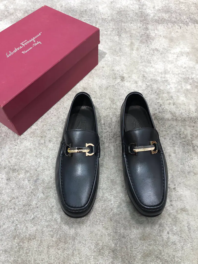 Pyragmud.FerragamoA man's fine leather shoes., The shoe is imported into the skin of the cow./Open the beads., Fine double button., In the skin of the watered cow., That's a big one., Standard Code39-44（38.45You're gonna have to do it or not.）, Current