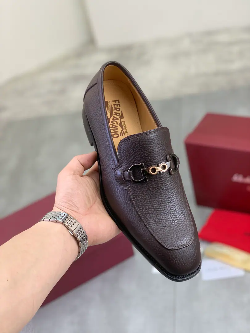 Plant prices 【Real value】In the watered cow. 🆘【Salvatore Ferragamo】Pyragmud. The man's latest leisure business shoes.！The cabinet is on the market.！The fabric is used to import original swigs and skins., Imported water to dye cattle skin inside., It's absolutely luxurious., ♪ Lead the fashion current ♪. Match: 38-47 Black Brown is optional