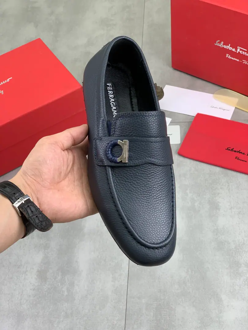 Plant prices 【Real value】In the watered cow. 🆘【Salvatore Ferragamo】Pyragmud. The man's latest leisure business shoes.！Synchronise Listing！The fabric is in the original version of the imported cow skin., Imported water to dye cattle skin inside., Original Group Bottom It's absolutely luxurious., ♪ Lead the fashion current ♪. Match: 39-44（45 Do it.）4️⃣Colour Optional