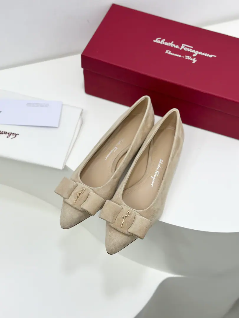 salvatore Ferragamo Ferrague is a little velvet and a little light-headed.VivaBallet shoes.✔️ You're really high-valued.！Stereo-Escort EffectLogoIt's more stylish. Teardrops and heel are inspired by it.Richard SerraA sculpture of the lineline lint. VIVAYes.VARAAn upgrade of classic shoes. BingVARAMore young., Keep up with the trend.. Change your pointy shoes., But it's not a scratch., Because it is.DThe blogger says:, It's more thin and thinner.！The new version of the bow is bigger than the original., The outline is even clearer., Choose the same color and material as the heels., The whole shoe looks simple and stylish.. The drip and the design have stopped the heavyness of the heel. Fabulous.: Goki! Uchi.: In the sheep's skin. Otsumi!: That's a big one.. Codes: 34/35/36/37/38/39/40（34.40Custom without re-offer） He's tall.: 2cm