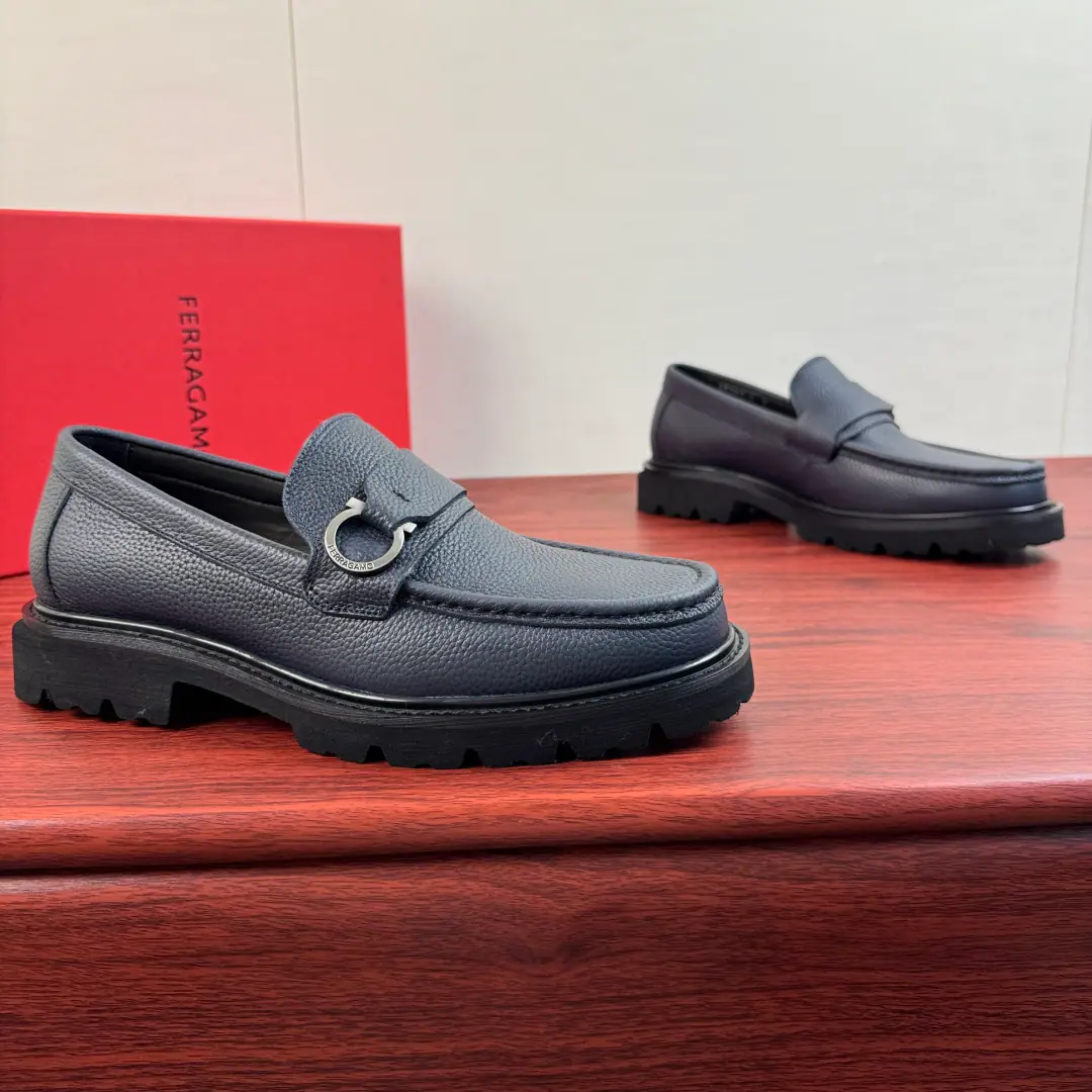 【FERRAGAMO】Pyragmud. GanciniI'm gonna get a big, fat, DeLaf shoe.！ The top-class single-barrel. The leather is full of pressure., Support comparison I'll kill every market to see the details.！！ This low-class recreational shoe is selected for high-quality thong leather., It's a homogenous leather mosaic. It's a classic, non-ferrous metal cutter.. It's inspired by the '90s re-entry of Gullaf shoes., Secrecy process, The rough marks are all western.. And the manly charm.！With light rubber soles., It's got edges and custom ditches on it.. In the skin of the calf., The leather material looks at the details., It's a great quality., Light air., Jane's about 100 feet., Original Box Packaging Size: 39-40-41-42-43-44Skins size.（Customable38.45） The cargo.: 35360-8 Blue
