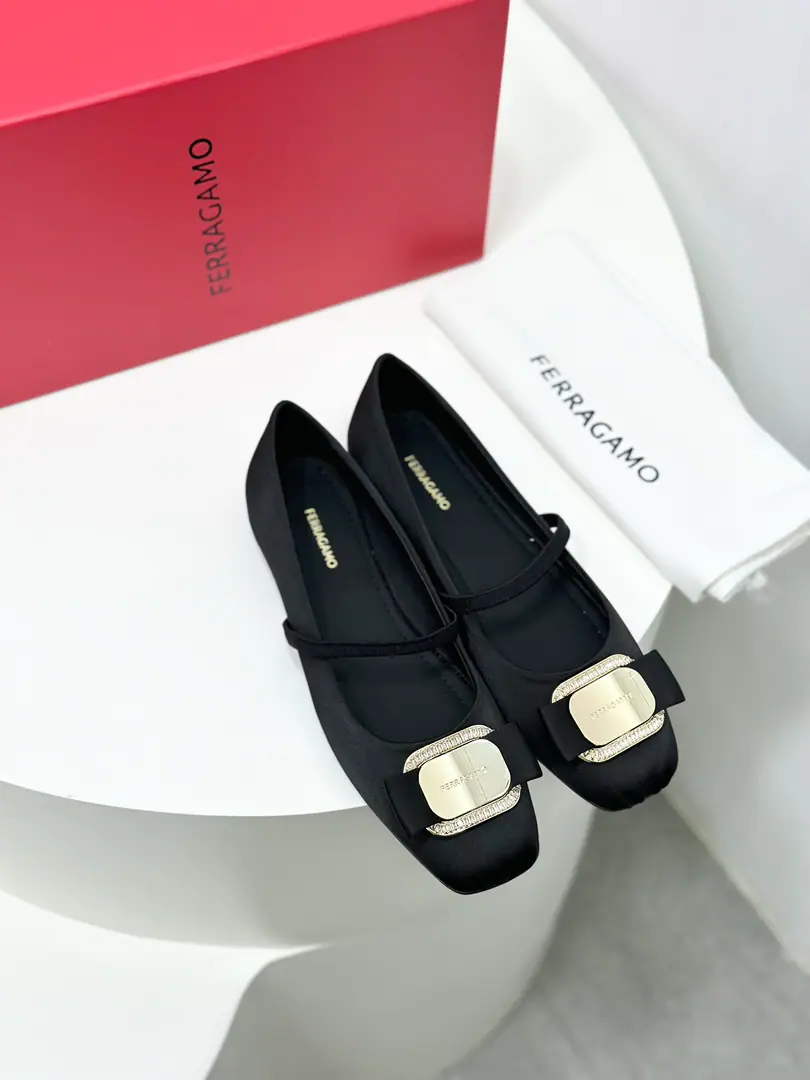 FerragamoFerrague is all new.VaraButterfly with ballet shoes.！ 💗 🩰It's very elaborate., Take them from the shoes to the shoes., Every detail is full of art.. The scale of the bows has been adjusted., I feel younger.~ And the feet are very soft and comfortable., The comfort of not being squeezed on your feet is fascinating.！It's a formula that you can't miss.🎀 The softness of the cloud's feet combines the value of the face with the comfort.🎀 The silver is full of high-end. Black classic.🧸 🧸Original Opener Every Details, The skin is all the same.ZPUnanimously. 🍃Fabulous.: Original custom silk face 🍃Uchi.: Imports🐑The sheep's skin is in the ground.. 🍃Otsumi!: Original customised slide-proof base. 🍃Codes: 34.35.36.37.38.39.40.41（34.40.41I'll make sure I don't change it.）