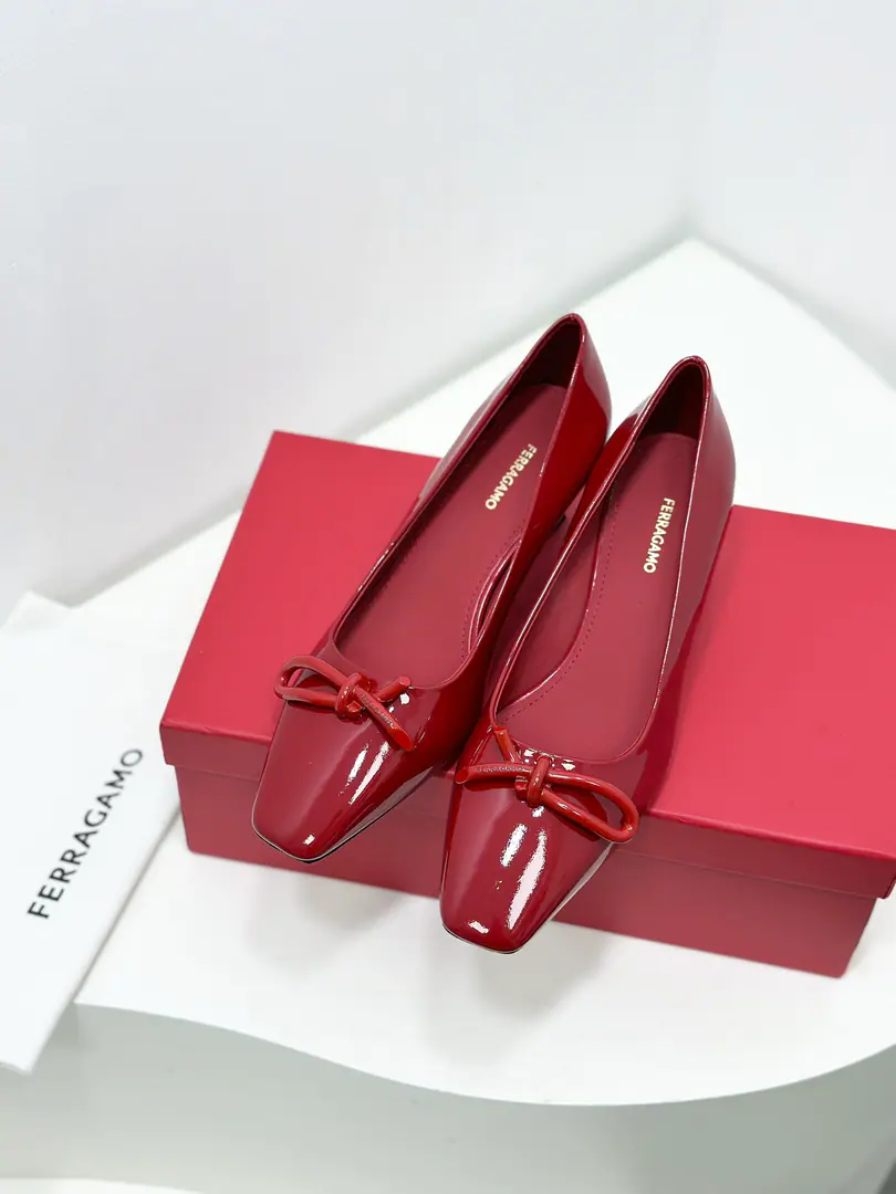 FerragamoThe new version of Firagmu. VaraAsymmetric ropes and ballet soles.！🎀 😻If you want a nice, comfortable pair of flat shoes, It's not wrong to pick it.👍 This elegant ballet flat-bed shoe is a square shoe., A new asymmetric cord button.（Asymmetrical is beautiful.）Spring and summer are a great ride., Degraded and gentle.🎀 🍃Fabulous.: Importing cow paints/Lamb skin. 🍃Uchi.: Imports🐑The sheep's skin is in the ground.. 🍃Otsumi!: The original is really a big one.. 🍃Codes: 34.35.36.37.38.39.40, （34.40I'll make sure I don't change it.）