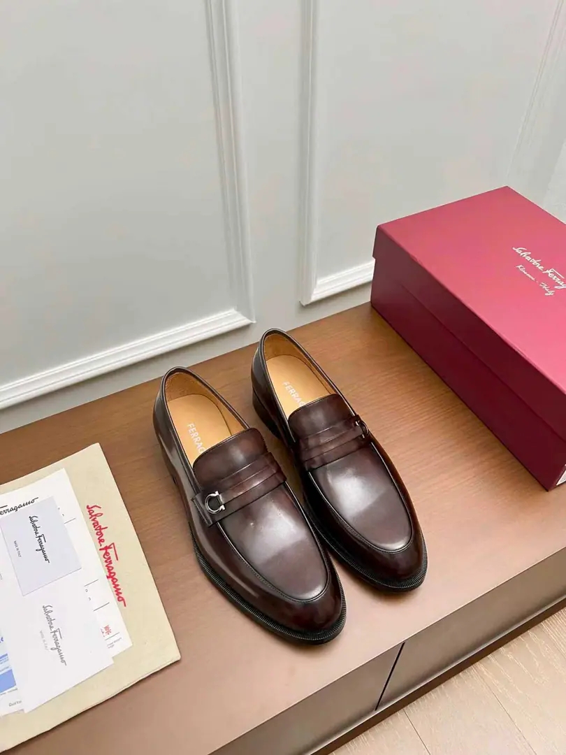 Ferragam～ Codes: 38-45 FThe Queens Network is wearing leather shoes., Perfect work., Top Cycling, Using imported Italian calf skin design, The ancient law is hand-made with the original hardware cutter., In the cow's skin./Foot., Importing the original Luxury is a very big deal., It's just like the American counter., Welcome to the comparison.！（38.45.46.47I'll make sure I don't change it.）
