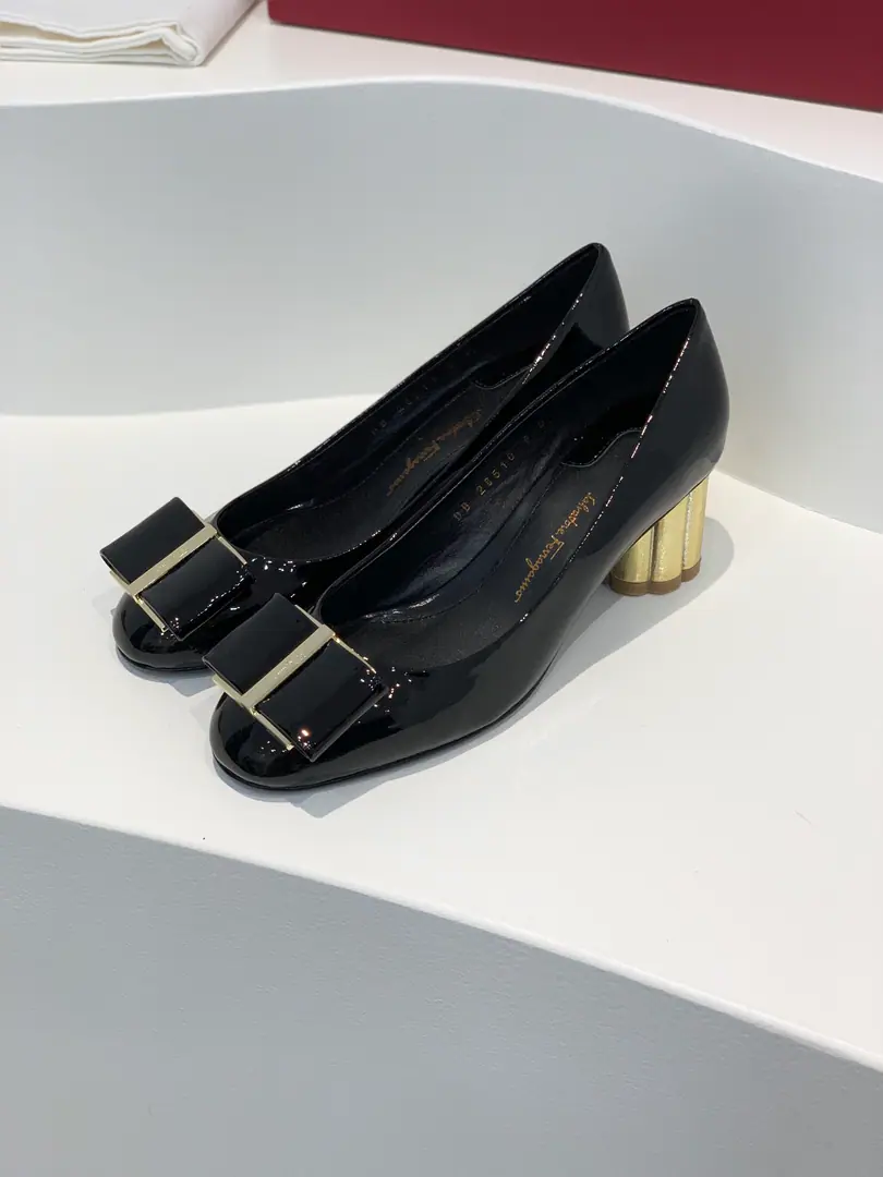 salvatore FerragamoPhila. NewvaraSuper-big butterfly with a rounded head of clubs and heels. This classic heels have flower-shaped heels and super-sized heels.VaraButterfly knots are two iconic features. Show them in modern style.FerragamoUnique design Eternal classics. 1:1Top Custom Fabulous.: Cow-painted skin. Uchi.: 🐑In the sheep's skin. Otsumi!: That's a big one. Codes: 34/35/36/37/38/39/40（34.40Custom without re-offer） He's tall.: 5cm