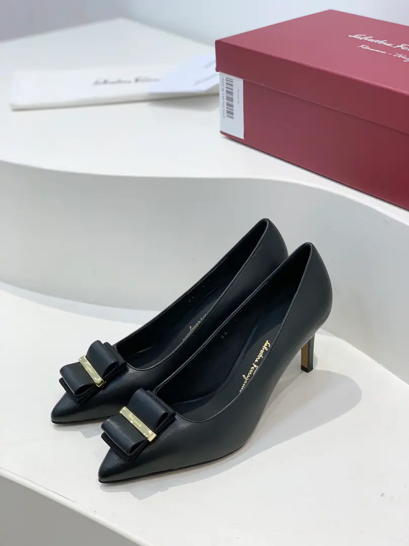 salvatore Ferragamo ✔️ New stuff.！Ferraguemour with two high heels with a sharp head.✔️ FerragamoA cone and a new and sexy cut of shoes., With double-story bows., More subtle.. You don't have a pair of high-shoes on your shoe rack., It's a shame.✔ Fabulous.: Import of sheep skin Uchi.: Particle🐑Skin and foot. Otsumi!: The original import is really leather.. He's tall.: 7cm Codes: 34/35/36/37/38/39 /40（34 40Custom without re-offer）