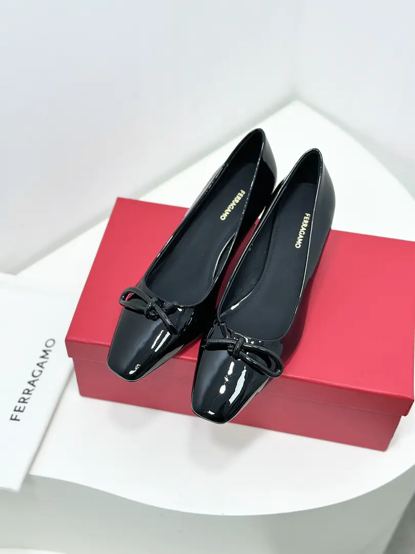 FerragamoThe new version of Firagmu. VaraAsymmetric ropes and ballet soles.！🎀 😻If you want a nice, comfortable pair of flat shoes, It's not wrong to pick it.👍 This elegant ballet flat-bed shoe is a square shoe., A new asymmetric cord button.（Asymmetrical is beautiful.）Spring and summer are a great ride., Degraded and gentle.🎀 🍃Fabulous.: Importing cow paints/Lamb skin. 🍃Uchi.: Imports🐑The sheep's skin is in the ground.. 🍃Otsumi!: The original is really a big one.. 🍃Codes: 34.35.36.37.38.39.40, （34.40I'll make sure I don't change it.）