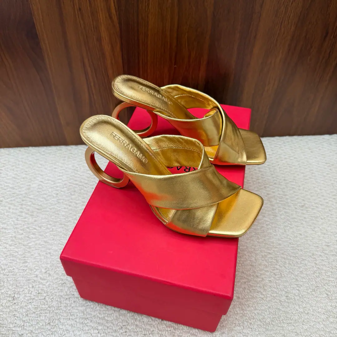 This spring and summerSalvatore FerragamoPyragmud. It's blown.💜26SSpring and summer sandals. The shoes are skinned with a little sheep. He's got a little foot in his head and a little sheep skin. Italian imports are so thick. He's tall.8cm Size: 35-39 （40/41/42Custom）