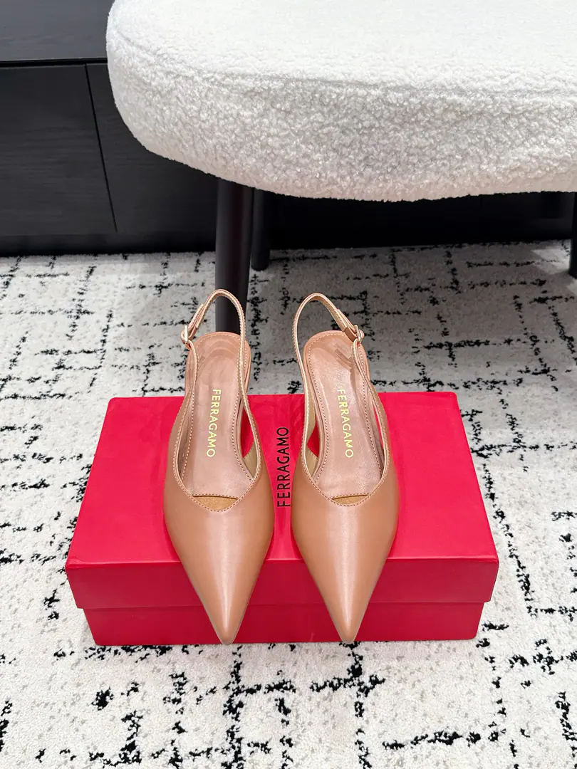 Ferragamo Pyragmud.26/ The stumps are empty and heeled. Incarnates the formula into every detail.. The classic sharp head is a foot-fixing type., Proportion of legs stretched by flow lines, A light air out of a lighter design., Summers are comfortable in their clothes.. It's not exaggerating, but it's very recognizable.. ♪ And keep it strong and keep it nice and comfortable ♪, Technical studies, I'm not sure how to feel.. ✔️Fabulous.: Lamb skin. ✔️Uchi.: Lamb skin. ✔️He's tall.: 5.5cm ✔️Otsumi!: It's a real piece of shit. ✔️Size: 34-43（34 40 41 42 43I'll make sure I don't change it.）