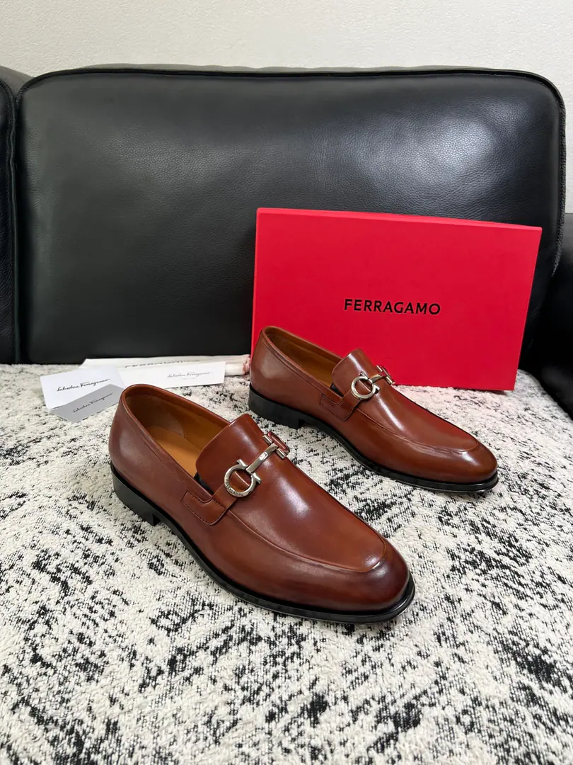 Ferragamo High Quality Top-level craft Pyragmud. Shoe cabinets are being synchronized for distribution., Italian import of original cattle skin, Imported water-tied cattle., Shoes under the sole.: The original factory is super comfortable with the original base., The original factory and the single. Codes 39-44（Sold38 45 46）