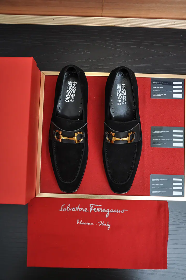 Out of the factory. 【Ferragamo/Ferragre.】The latest money in the cabinet. The original import is on the side of the cow's skin.+Imports🐂In the cow's skin.+Original Luxury Metal Buff+Original Group Bottom No pressure on comparison 38--45(45I'll make sure I don't change it.)