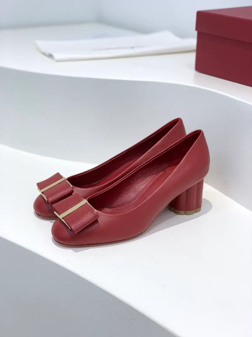 salvatore FerragamoPhila. NewvaraSuper-big butterfly with a rounded head of clubs and heels. This classic heels have flower-shaped heels and super-sized heels.VaraButterfly knots are two iconic features. Show them in modern style.FerragamoUnique design Eternal classics. 1:1Top Custom Fabulous.: Skin of a stump.（It's softer than the swigs.） Uchi.: 🐑In the sheep's skin. Otsumi!: That's a big one. Codes: 34/35/36/37/38/39/40（34.40Custom without re-offer） He's tall.: 5cm