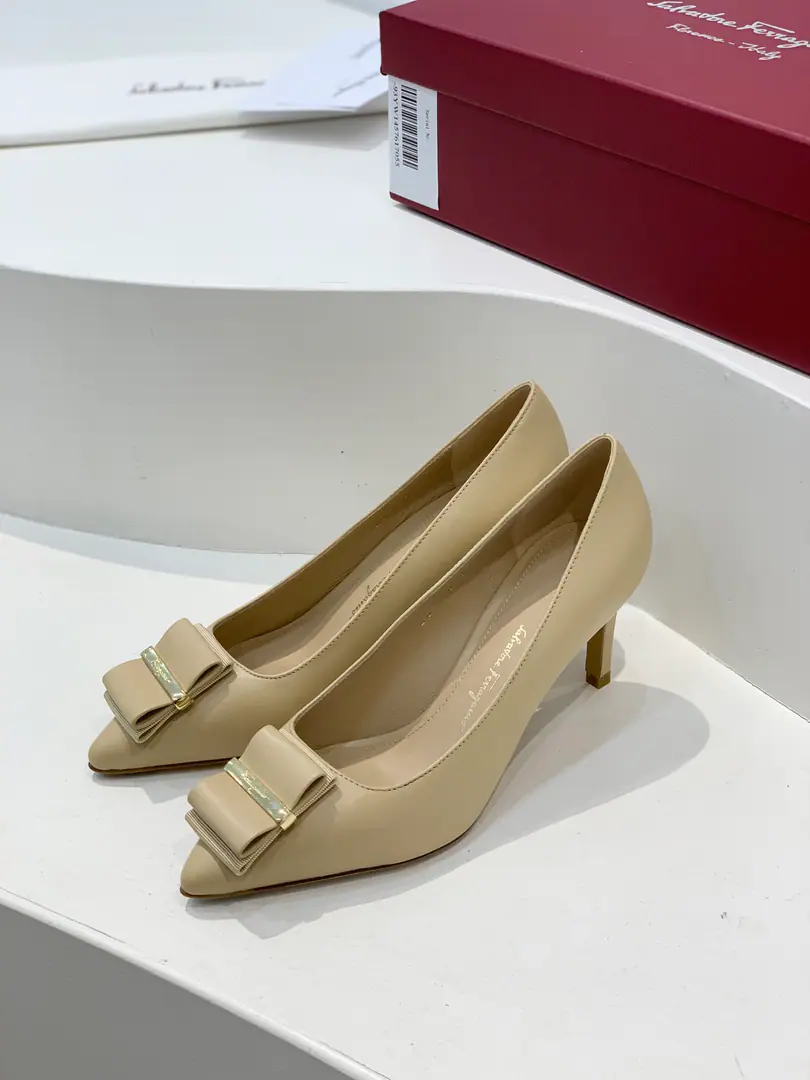 salvatore Ferragamo ✔️ New stuff.！Ferraguemour with two high heels with a sharp head.✔️ FerragamoA cone and a new and sexy cut of shoes., With double-story bows., More subtle.. You don't have a pair of high-shoes on your shoe rack., It's a shame.✔ Fabulous.: Import of sheep skin Uchi.: Particle🐑Skin and foot. Otsumi!: The original import is really leather.. He's tall.: 7cm Codes: 34/35/36/37/38/39 /40（34 40Custom without re-offer）