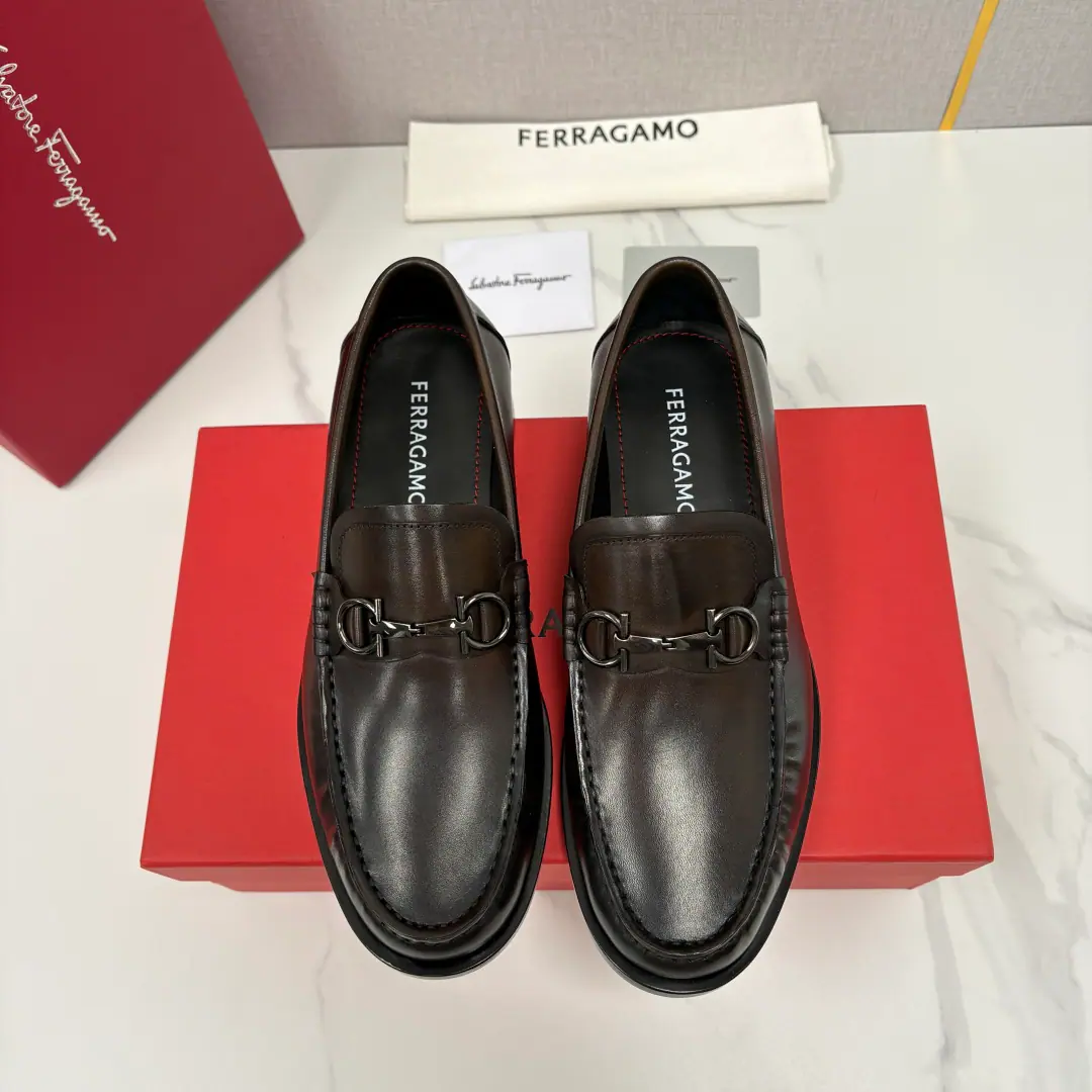 💋💍 SF It's a new home. Phila.-Germud. Ferragam* The new money is synchronized with the cabinet. Pips for men. Classic horse-grade pinning shoes. ✨The classics are a very stylish charm., The proportions of the new designs are more modern.. The best ones are top-class cattle., Including the bright-looking little cow skin., ♪ Tiny pear and ♪GanciniPumping-tempered cow skin., Each one of them brings a unique body and a light., Both qualitative and visual. Marked title button.: The metal title button in the middle of the shoe is the brand's soul., From1930The Era of Horses., Simple and very recognizable., The low profile shows the luxury.. Unique processing techniques highlight the process.. The original model is really a big-ass, and it's a rubber-resistant film. The ground grab is perfect., Comfortable smooth grinding is perfect. ！ A fine handcrewed. A fine job is a good job. In the original calf. I'm sweating and smelly and comfortable.！ The shoe-laden set-leg design has extended the elegant genes of LeFlear's shoes., The shoes are round and flowing., Fold-tied and modified lines, Both formal and leisure attributes. These are the most beautiful shoes in the world for nearly a century., Not just the sharps., It's a hundred-pack and a process., Make it indispensable in a man's shoe cabinet.“Under pressure.”Monochrome, No matter how style changes., It's all steady.holdStay on the ground.！！！ Standard leather shoe code number: 39～44 （38.45.46🉑Do it.）