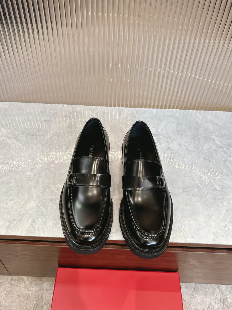 Pyragmud.FerragamoA man's fine leather shoes., This man, LeFoo, is a beautiful shoe., The details are gorgeous., Show me how to be honest., It's a good time to be with you at the cocktail party.. The fabric is imported into the cattle., It's a wonderful quality., Inrebin's got a little fetus skin., A stylish and stylish shape.！The original is a very long-lasting, foamy, very deep., Back with rubber negatives., Comfortable, smooth., The bottom of the world is very clear.logoEmblem., I'm showing you the skill of a professional shoe master.. Every detail is a piece of work., Full package Standard Code39-44（38.45.46You're gonna have to do it or not.）