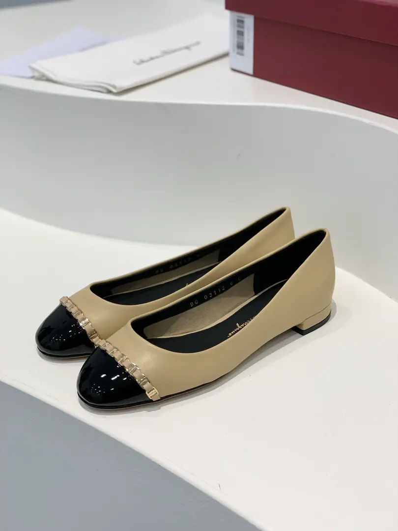 Ferragamo Phila. VaraRoundhead chains, heel heels.✔️These shoes are a little different from Phila.*The style of the murmuring., It's a little fragrance.！It's all on the gold chain.logo✔️I'm a man of many times., The upper foot is very long. Fabulous.: Import of sheep skin Uchi.: Half a mile of sheep. Otsumi!: That's a big one. Codes: 34/35/36/37/38/39/40（34.40I'll make sure I don't change it.） He's tall.: 2cm/5cm