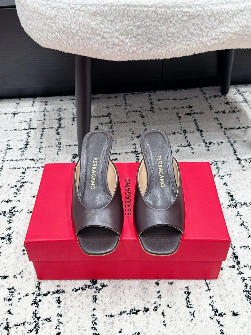 Ferragamo Pyragmud. 26/ Fish-pump slippers. The original private model and model. With F logo The brand of fashion.LOGOStock, The most highly recognized and knowledgeable contestants are afraid to push out the chain and the high ranks., Paris Fashion Show., This series of new fashion charms continues to be super high and designed., The world's most famous fans like to be a fan of the world., The best sale is out of order, both within and outside the country., Top-level Candy Colour, Every color is a beautiful knowledge., Multicolor selection ✔️Shoes.: Lamb skin. ✔️Uchi.: In the little sheep's skin. ✔️Otsumi!: The original is really a big one. ✔️He's tall.: 5.5cm ✔️Size: 34-42（34 40 41 42Do it.）