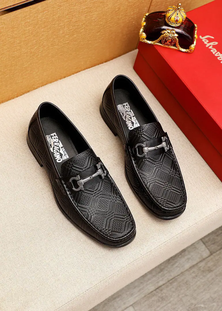 💐 Trade marks: Ferragamo「 Pyragmud.」Leisure shoes. Positive code number: 38-44（45.46🉑️Custom） Commodity materials: Select Imported a small layer of cow skin, flowered shoe face.+Luxury hardware button., Imported water-tied cattle🐂Pioneer.. Strong stereo visual effects, Original rubber floor Yin. Colour: 1⃣️Colour Optional