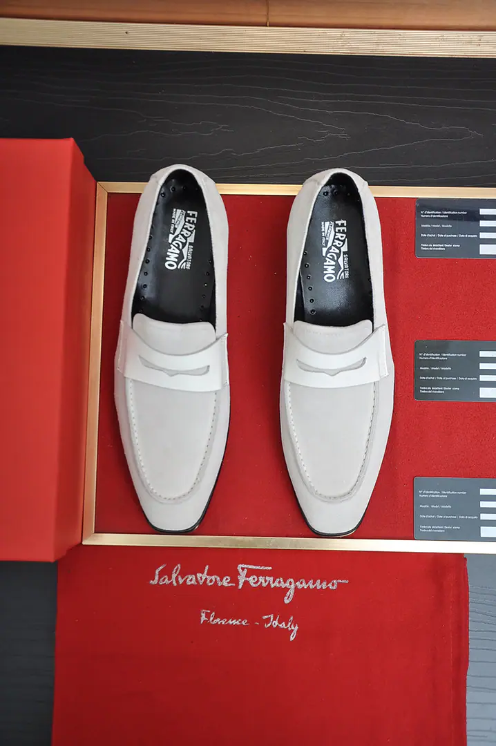Out of the factory. 【Ferragamo/Ferragre.】The latest money in the cabinet. The original import is on the side of the cow's skin.+Imports🐂In the cow's skin.+Original Luxury Metal Buff+Original Group Bottom No pressure on comparison 38--45(45I'll make sure I don't change it.)
