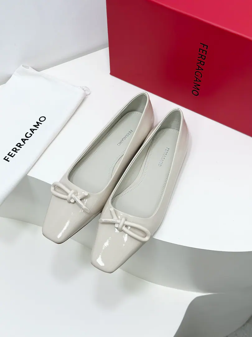 FerragamoThe new version of Firagmu. VaraAsymmetric ropes and ballet soles.！🎀 😻If you want a nice, comfortable pair of flat shoes, It's not wrong to pick it.👍 This elegant ballet flat-bed shoe is a square shoe., A new asymmetric cord button.（Asymmetrical is beautiful.）Spring and summer are a great ride., Degraded and gentle.🎀 🍃Fabulous.: Importing cow paints/Lamb skin. 🍃Uchi.: Imports🐑The sheep's skin is in the ground.. 🍃Otsumi!: The original is really a big one.. 🍃Codes: 34.35.36.37.38.39.40, （34.40I'll make sure I don't change it.）