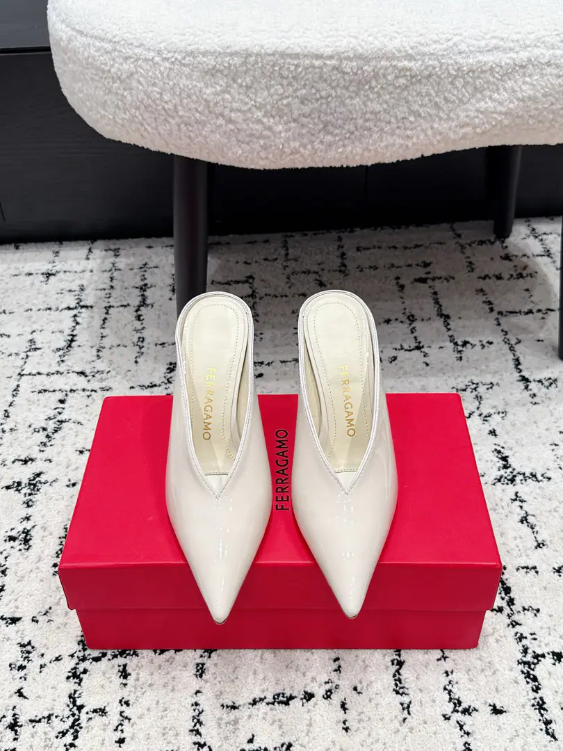 Ferragamo Pyragmud. 26/ Spill-head heels. The original private model and model. With F logo The brand of fashion.LOGOStock, The most highly recognized and knowledgeable contestants are afraid to push out the chain and the high ranks., Paris Fashion Show., This series of new fashion charms continues to be super high and designed., The world's most famous fans like to be a fan of the world., The best sale is out of order, both within and outside the country., Top-level Candy Colour, Every color is a beautiful knowledge., Multicolor selection ✔️Shoes.: Lamb skin. ✔️Uchi.: In the little sheep's skin. ✔️Otsumi!: The original is really a big one. ✔️He's tall.: 9.5cm ✔️Size: 35-42（40 41 42Do it.）