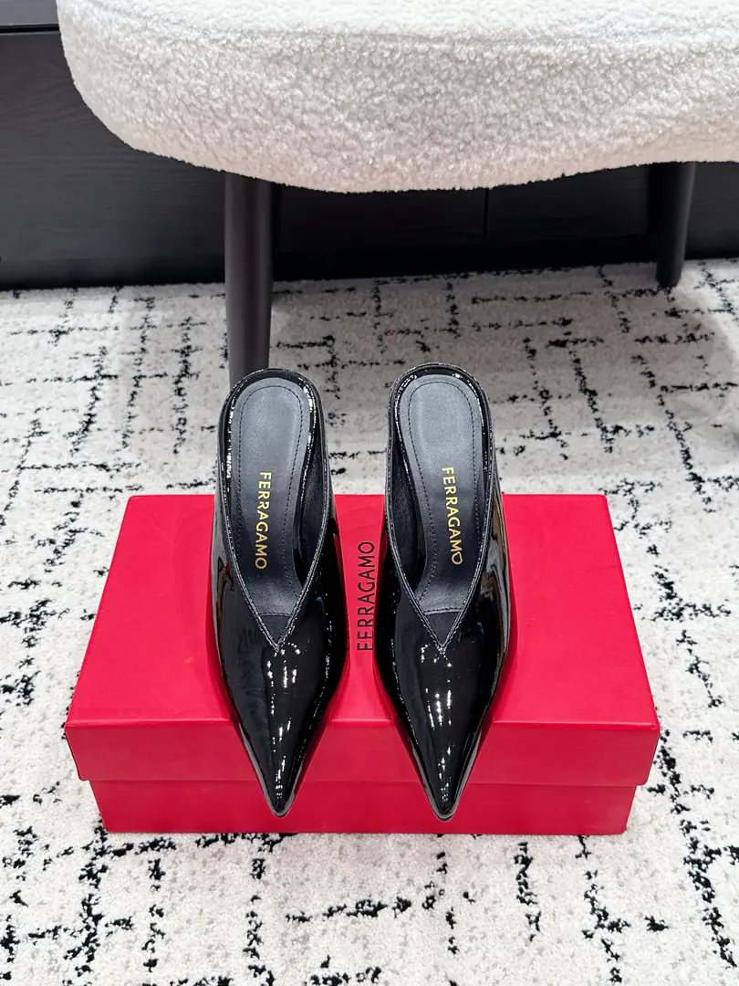 Ferragamo Pyragmud. 26/ Spill-head heels. The original private model and model. With F logo The brand of fashion.LOGOStock, The most highly recognized and knowledgeable contestants are afraid to push out the chain and the high ranks., Paris Fashion Show., This series of new fashion charms continues to be super high and designed., The world's most famous fans like to be a fan of the world., The best sale is out of order, both within and outside the country., Top-level Candy Colour, Every color is a beautiful knowledge., Multicolor selection ✔️Shoes.: Lamb skin. ✔️Uchi.: In the little sheep's skin. ✔️Otsumi!: The original is really a big one. ✔️He's tall.: 9.5cm ✔️Size: 35-42（40 41 42Do it.）