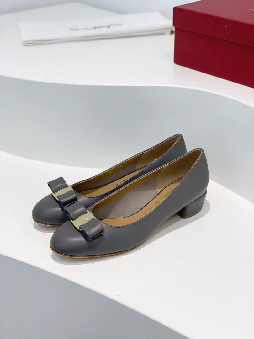 salvatore Ferragamo Pyragmud.VaraThe classic butterfly knot. Slings. A pibuta with a bag and a... Eternal classics. A pair of young little cow skins with a breathy sheep's skin designed for the shoes in the ladies' closet. Fabulous.: Cowskin.. Uchi.: 🐑Lamb skin. Otsumi!: That's a big one.. Codes: 35-40（40Custom without re-offer） He's tall.: 3.5cm