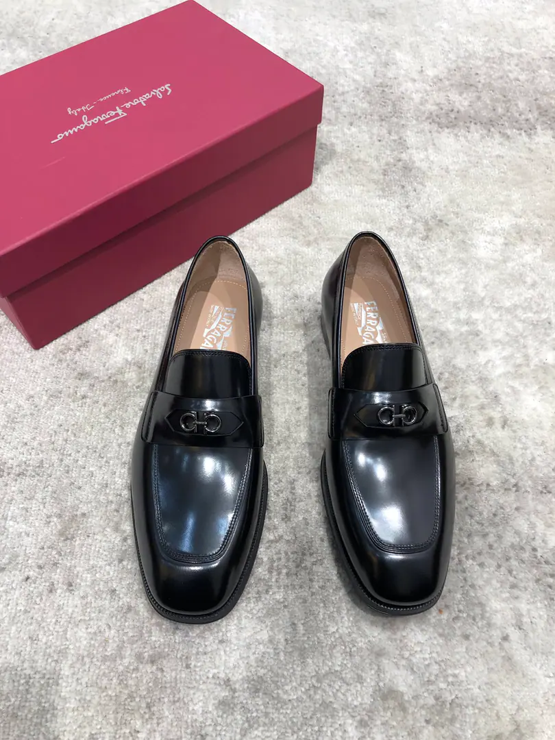 Pyragmud.FerragamoA man's fine leather shoes., The shoe is imported into the skin of the cow./Open the beads., Fine double button., In the skin of the watered cow., That's a big one., Standard Code39-44（38.45You're gonna have to do it or not.）, Current