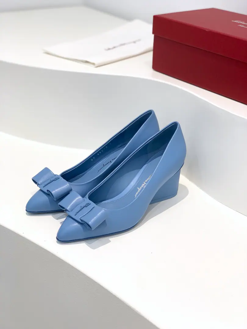salvatore Ferraga*o ✔️Phila.*I want to see the new candy and the newest one.VivaBallet shoes.✔️ You're really high-valued.！This year's show.vivaThe pointy with the candy on the color., It's a little girl., ♪ The spring is full of breath ♪✔️Newly upgraded cortex cortex.🔝Add a stereo-sense sculpt effectLogoIt's more stylish.✔️ Teardrops and heel are inspired by it.Richard SerraA sculpture of the lineline lint.✔️VIVAYes.VARAAn upgrade of classic shoes.✔️BingVARAMore young., Keep up with the trend.. Change your pointy shoes., But it's not a scratch., Because it is.DThe blogger says:, It's more thin and thinner.！The new version of the bow is bigger than the original., The outline is even clearer., Choose the same color and material as the heels., The whole shoe looks simple and stylish.. The drip and the design have stopped the heavyness of the heel. Fabulous.: Little sheep's skin. Uchi.: In the sheep's skin. Otsumi!: That's a big one.. Codes: 34/35/36/37/38/39/40（34.40Do it.） He's tall.: 2cm /5cm
