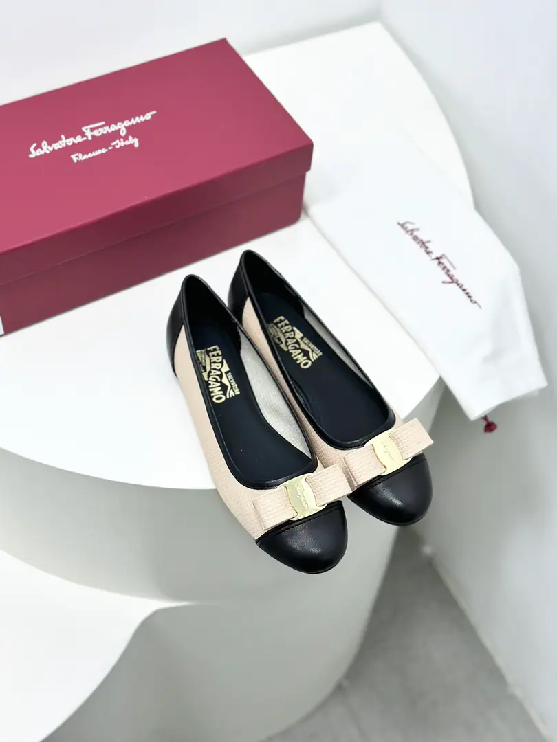 FerragamoThe new version of Firagmu. VaraOne shoe on the side of the ballerina.！🎀 This flat-bed shoe is a very sexy one., The contrasting color and textures add to the brightness of the shoe.🥂 The shoe face is made of cotton flask and sheep's skin., The shoeheads are paired with a double-coloured bow.！It's very loose with some linen top and skirt.🥳 🍃Fabulous.: Cotton tarpaulin./Lamb skin. 🍃Uchi.: Imports🐑The sheep's skin is in the ground.. 🍃Otsumi!: The original is really a big one.. 🍃Codes: 34.35.36.37.38.39.40, （34.40I'll make sure I don't change it.）