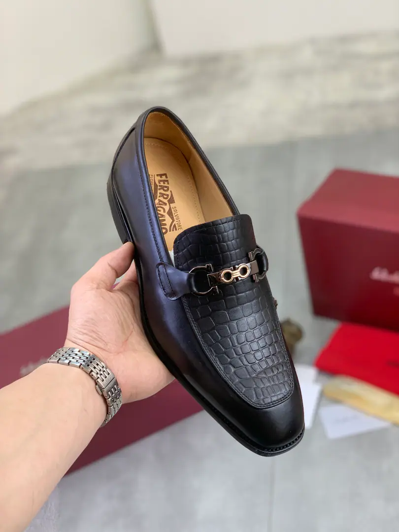 Plant prices 【Real value】In the watered cow. 🆘【Salvatore Ferragamo】Pyragmud. The man's latest leisure business shoes.！The cabinet is on the market.！The fabric is in the original version of the imported cow skin., Imported water to dye cattle skin inside., It's absolutely luxurious., ♪ Lead the fashion current ♪. Match: 38-47 Black Optional