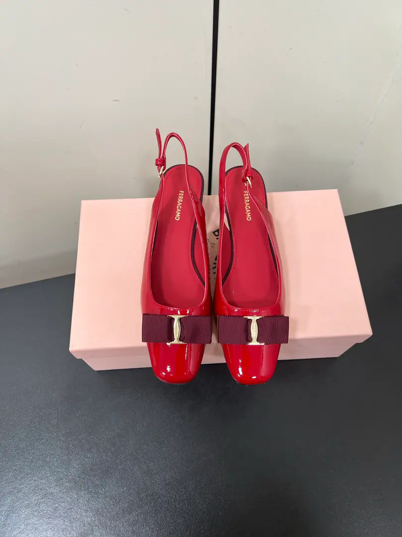 Ferragamo/Pyragmud.25AWThe new early spring. Butterfly stumps and heeled up with sandals. It's a lot of fashion. Home. Shopping. Travel requirements I can feel the softness of the little sheep's skin. Slurpy shoes.QPlay!, Breathe in and sweat. A nice, loose shoe., No foot-scrambling. The feet are so cozy.. The fabric is imported with a little sheep skin. I'm putting my feet on the inside and growing a sheep's skin. The original is really leather. Size: 35-39（34/40/41Custom）