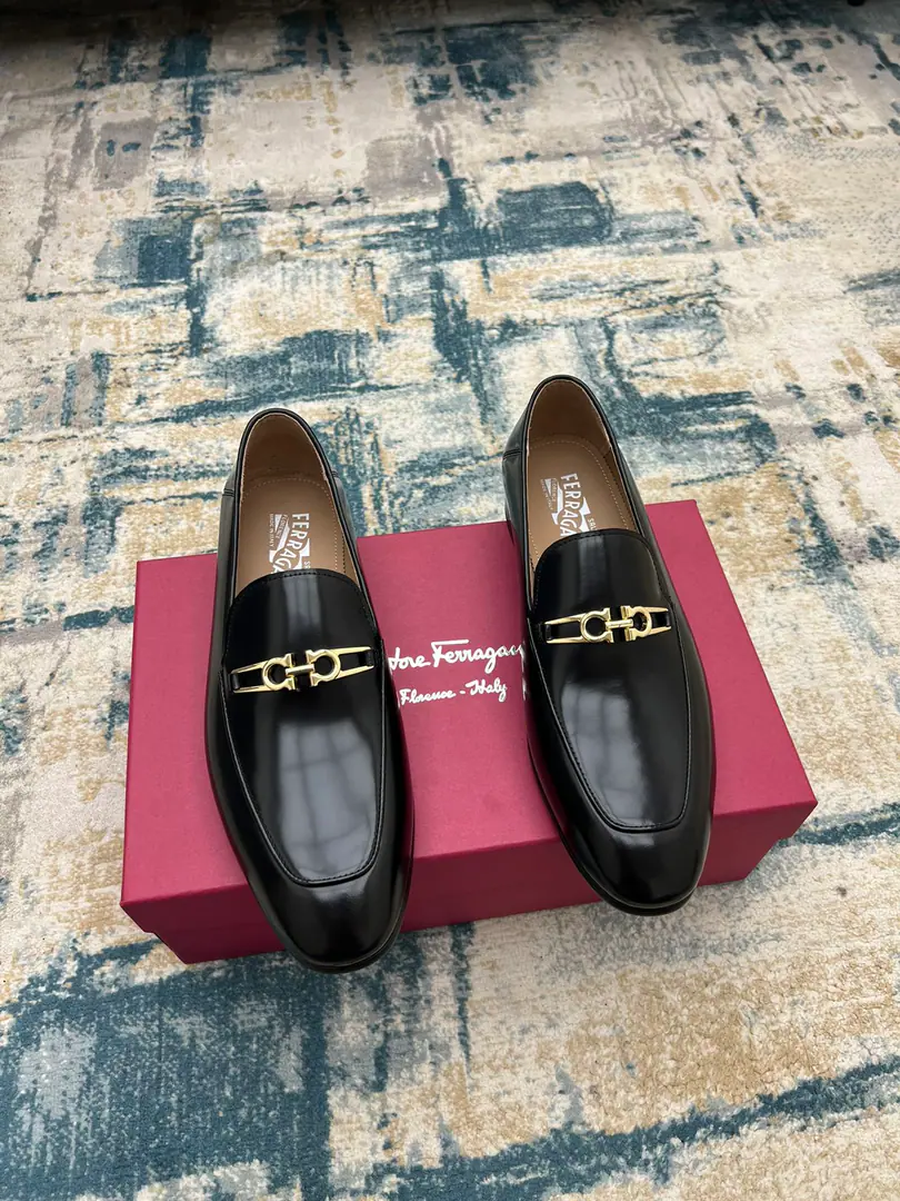 Ferragam～ Codes: 38-45 FThe new man is wearing leather shoes., Perfect work., Top Cycling, Using imported Italian calf skin design, The ancient law has been custom-made to match the original hardware button., In the cow's skin./Foot., Importing the original Luxury is a very big deal., （38and45I'll make sure I don't change it.）