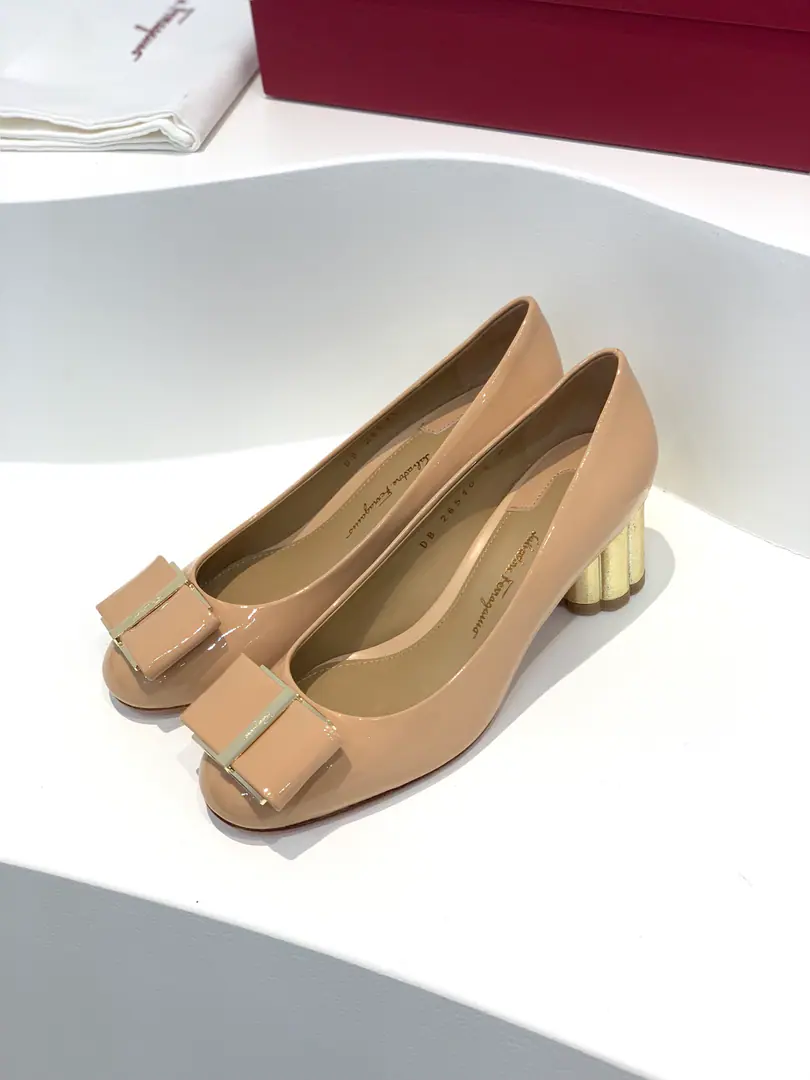 salvatore FerragamoPhila. NewvaraSuper-big butterfly with a rounded head of clubs and heels. This classic heels have flower-shaped heels and super-sized heels.VaraButterfly knots are two iconic features. Show them in modern style.FerragamoUnique design Eternal classics. 1:1Top Custom Fabulous.: Cow-painted skin. Uchi.: 🐑In the sheep's skin. Otsumi!: That's a big one. Codes: 34/35/36/37/38/39/40（34.40Custom without re-offer） He's tall.: 5cm