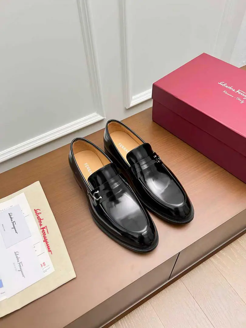Ferragam～ Codes: 38-45 FThe Queens Network is wearing leather shoes., Perfect work., Top Cycling, Using imported Italian calf skin design, The ancient law is hand-made with the original hardware cutter., In the cow's skin./Foot., Importing the original Luxury is a very big deal., It's just like the American counter., Welcome to the comparison.！（38.45.46.47I'll make sure I don't change it.）