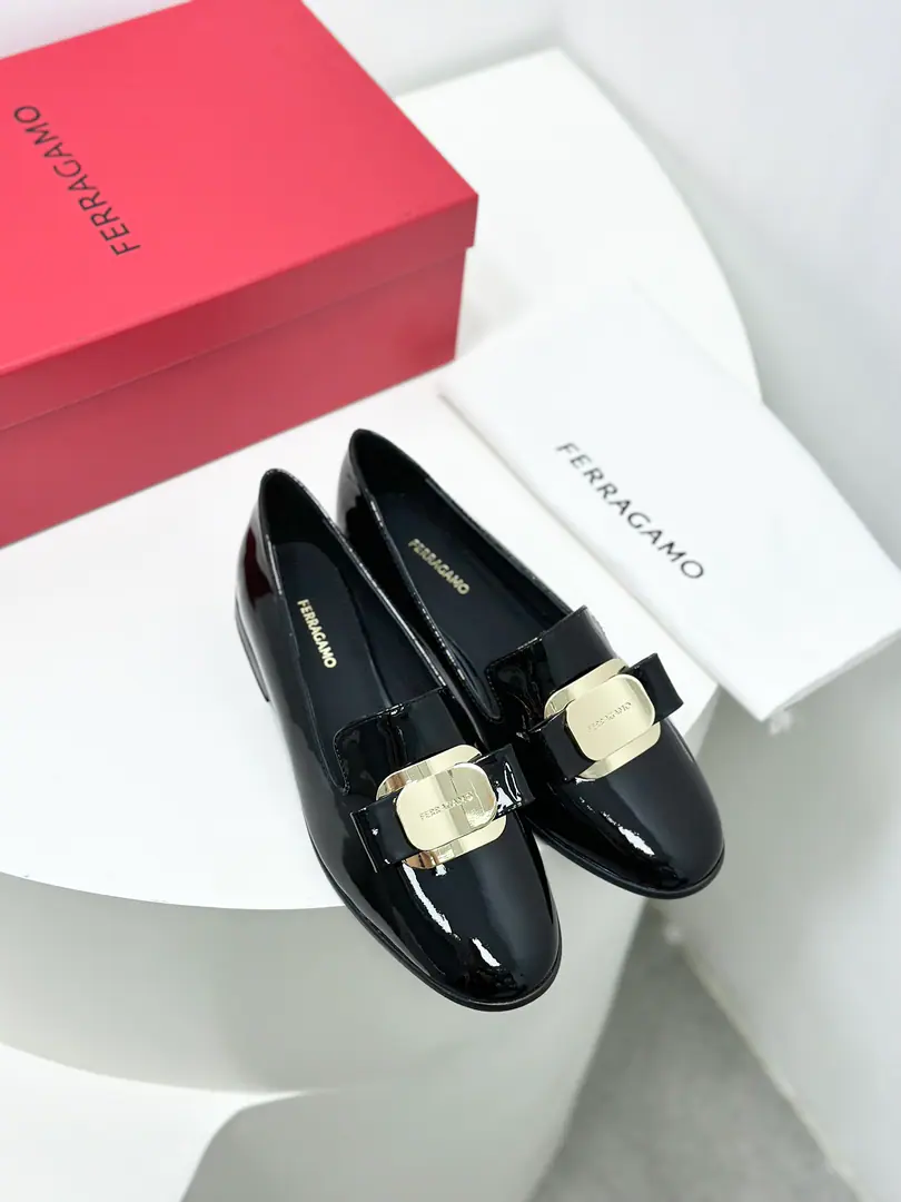 FERRAGAMOFyra's new edition.VaraButterfly is soft and painted. It's super soft., Use of high quality soft paint Leathermaking, ♪ Touchy ♪, It's like a cloudy comfort on your feet.. And..., The design of this LeFleur shoe is a little more generous., It's a dress and a pants suit., You can show your grace.. 🧸 Fabulous.: Import soft cow paints skin Uchi.: 🐑The sheep's skin is in the ground.. Otsumi!: The original is really a big one.. Codes: 34.35.36.37.38.39.40（34.40I'll make sure I don't change it.）
