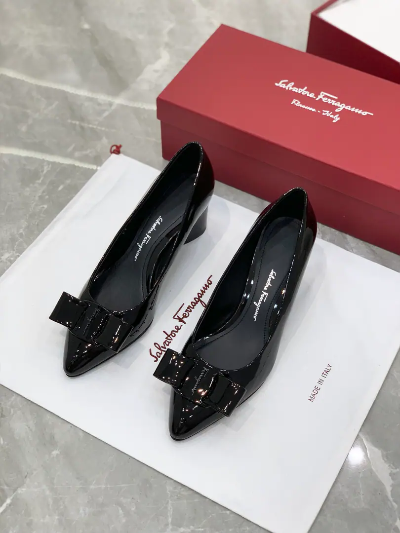 salvatore Ferraga*o ✔️Phila.*I want to see the new candy and the newest one.VivaBallet shoes.✔️ You're really high-valued.！This year's show.vivaThe pointy with the candy on the color., It's a little girl., ♪ The spring is full of breath ♪✔️Newly upgraded cortex cortex.🔝Add a stereo-sense sculpt effectLogoIt's more stylish.✔️ Teardrops and heel are inspired by it.Richard SerraA sculpture of the lineline lint.✔️VIVAYes.VARAAn upgrade of classic shoes.✔️BingVARAMore young., Keep up with the trend.. Change your pointy shoes., But it's not a scratch., Because it is.DThe blogger says:, It's more thin and thinner.！The new version of the bow is bigger than the original., The outline is even clearer., Choose the same color and material as the heels., The whole shoe looks simple and stylish.. The drip and the design have stopped the heavyness of the heel. Fabulous.: Cow-painted skin. Uchi.: In the sheep's skin. Otsumi!: That's a big one.. Codes: 34/35/36/37/38/39/40（34.40Do it.） He's tall.: 2cm /5cm