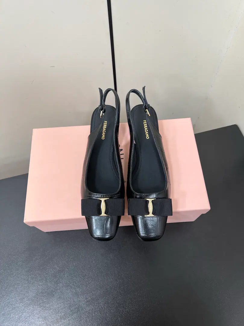 Ferragamo/Pyragmud.25AWThe new early spring. Butterfly stumps and heeled up with sandals. It's a lot of fashion. Home. Shopping. Travel requirements I can feel the softness of the little sheep's skin. Slurpy shoes.QPlay!, Breathe in and sweat. A nice, loose shoe., No foot-scrambling. The feet are so cozy.. The fabric is imported with a little sheep skin. I'm putting my feet on the inside and growing a sheep's skin. The original is really leather. Size: 35-39（34/40/41Custom）