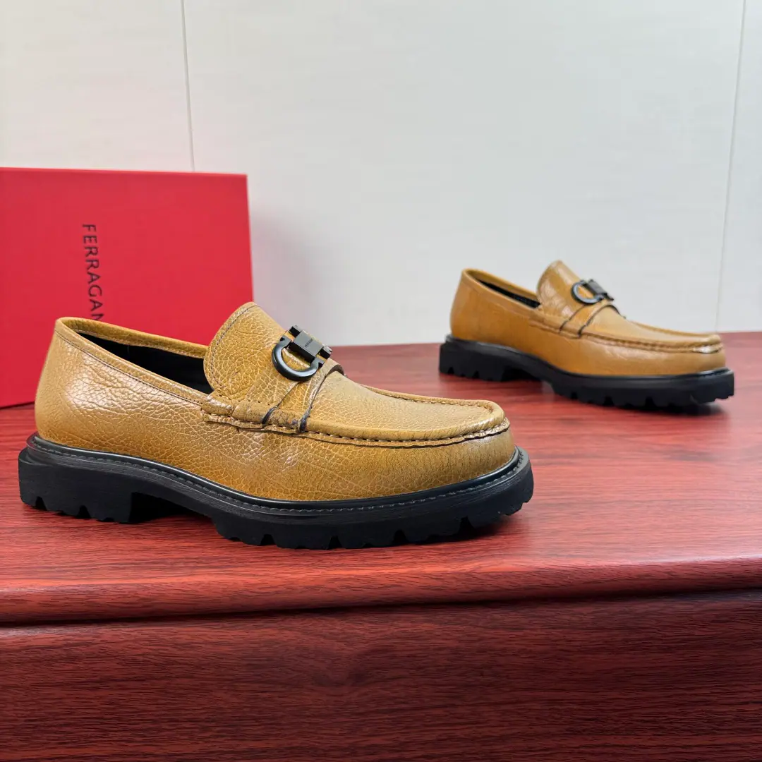 【FERRAGAMO】Pyragmud. GanciniI'm gonna get a big, fat, DeLaf shoe.！ The top-class single-barrel. The leather is full of pressure., Support comparison I'll kill every market to see the details.！！ This low-class recreational shoe is made of high-quality pure-coloured leather leather., It's a homogenous leather mosaic. It's a classic.GanciniMetal button. It's inspired by the style of frothy shoes of the '90s., Secrecy process, The rough marks are all western.. And the manly charm.！With light rubber soles., It's got edges and custom ditches on it.. In the skin of the calf., The leather material looks at the details., It's a great quality., Light air., Jane's about 100 feet., Original Box Packaging Size: 39-40-41-42-43-44Skins size.（Customable38.45） The cargo.: 35360-5 Brown.