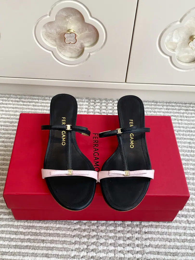 Batch 🐳Ferragamo Abili｜A gentle ceiling butterfly with a kitten and slippers. Ferraguemu.AbiliSeries, Put the classics on.VaraThe little bow is extremely simple. ♪ Light face in paint ♪, TThin belt, Little Kim's butterfly is a little bit of a slender. 4.5cmQuadrits and..., You're not tired., The belt hides the force of the bullet., No toes. Italy is a big-ass country., Little sheep's skin inside., The upper foot is soft and comfortable. size: 35-39（40.41.42Do it.）