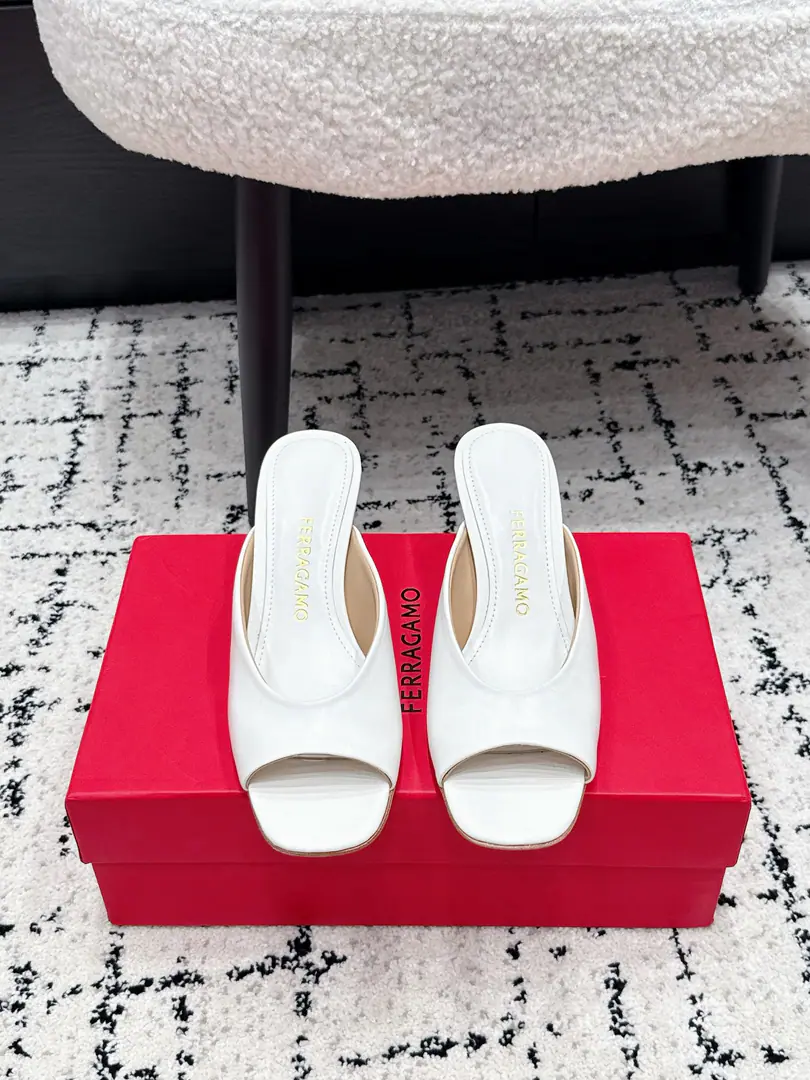 Ferragamo Pyragmud. 26/ Fish-pump slippers. The original private model and model. With F logo The brand of fashion.LOGOStock, The most highly recognized and knowledgeable contestants are afraid to push out the chain and the high ranks., Paris Fashion Show., This series of new fashion charms continues to be super high and designed., The world's most famous fans like to be a fan of the world., The best sale is out of order, both within and outside the country., Top-level Candy Colour, Every color is a beautiful knowledge., Multicolor selection ✔️Shoes.: Lamb skin. ✔️Uchi.: In the little sheep's skin. ✔️Otsumi!: The original is really a big one. ✔️He's tall.: 5.5cm ✔️Size: 34-42（34 40 41 42Do it.）