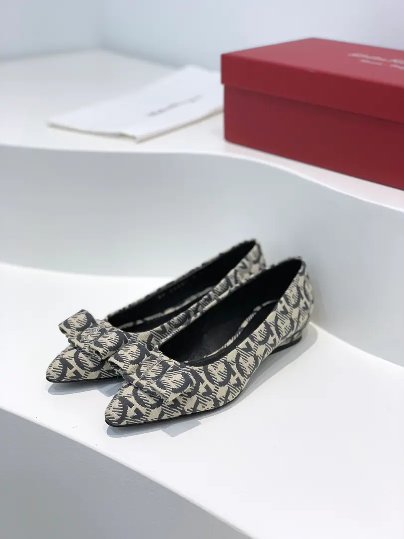 salvatore Ferraga*o ✔️Phila.*I want to see the new candy and the newest one.VivaBallet shoes.✔️ You're really high-valued.！This year's show.vivaThe pointy with the candy on the color., It's a little girl., ♪ The spring is full of breath ♪✔️Newly upgraded cortex cortex.🔝Add a stereo-sense sculpt effectLogoIt's more stylish.✔️ Teardrops and heel are inspired by it.Richard SerraA sculpture of the lineline lint.✔️VIVAYes.VARAAn upgrade of classic shoes.✔️BingVARAMore young., Keep up with the trend.. Change your pointy shoes., But it's not a scratch., Because it is.DThe blogger says:, It's more thin and thinner.！The new version of the bow is bigger than the original., The outline is even clearer., Choose the same color and material as the heels., The whole shoe looks simple and stylish.. The drip and the design have stopped the heavyness of the heel. Fabulous.: Little sheep's skin. Uchi.: In the sheep's skin. Otsumi!: That's a big one.. Codes: 34/35/36/37/38/39/40（34.40Do it.） He's tall.: 2cm /5cm
