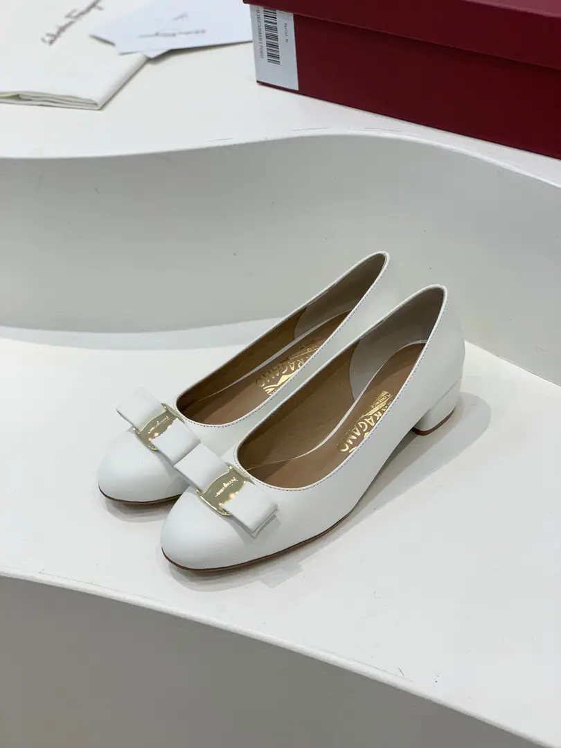 salvatore Ferragamo Pyragmud.VaraThe classic butterfly knot. Slings. A pibuta with a bag and a... Eternal classics. A pair of young little cow skins with a breathy sheep's skin designed for the shoes in the ladies' closet. Fabulous.: Cowskin.. Uchi.: 🐑Lamb skin. Otsumi!: That's a big one.. Codes: 35-40（40Custom without re-offer） He's tall.: 3.5cm