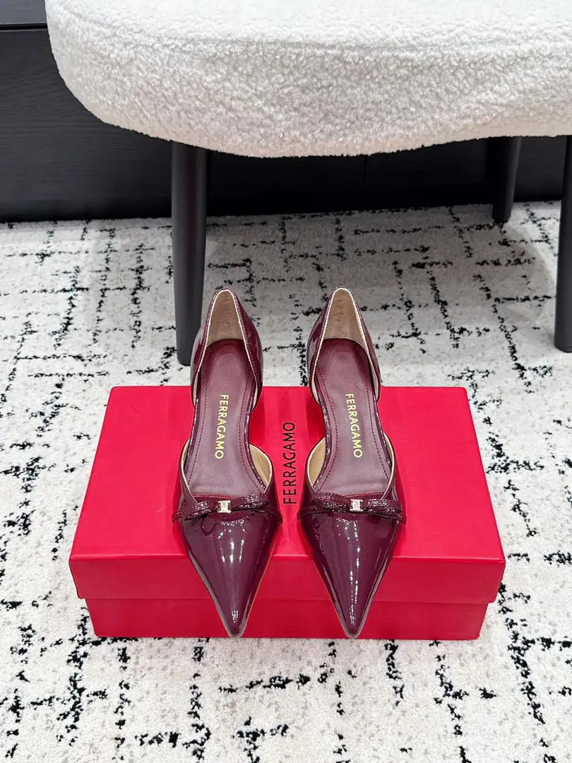Ferragamo Pyragmud. 26/ Spring and summer butterfly is a big-ass pair of heels. The classics are undefeated.！Signal butterfly knots.！- Heel-tone shoes. Re-exact with a simple classic design It's a symbolic bow. It's a special shoe for all kinds of occasions. Eternal classics. ✔️Fabulous.: The original imported little paint. ✔️Uchi.: Lamb skin. ✔️Otsumi!: Italian imports are so thick.！ ✔️He's tall.: 3.5cm ✔️Size: 34-42（34 40 41 42Do it.）