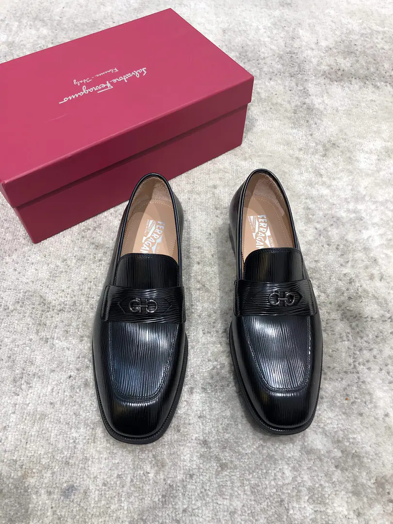 Pyragmud.FerragamoA man's fine leather shoes., The shoe is imported into the skin of the cow./Open the beads., Fine double button., In the skin of the watered cow., That's a big one., Standard Code39-44（38.45You're gonna have to do it or not.）, Current