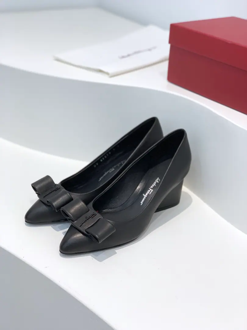 salvatore Ferraga*o ✔️Phila.*I want to see the new candy and the newest one.VivaBallet shoes.✔️ You're really high-valued.！This year's show.vivaThe pointy with the candy on the color., It's a little girl., ♪ The spring is full of breath ♪✔️Newly upgraded cortex cortex.🔝Add a stereo-sense sculpt effectLogoIt's more stylish.✔️ Teardrops and heel are inspired by it.Richard SerraA sculpture of the lineline lint.✔️VIVAYes.VARAAn upgrade of classic shoes.✔️BingVARAMore young., Keep up with the trend.. Change your pointy shoes., But it's not a scratch., Because it is.DThe blogger says:, It's more thin and thinner.！The new version of the bow is bigger than the original., The outline is even clearer., Choose the same color and material as the heels., The whole shoe looks simple and stylish.. The drip and the design have stopped the heavyness of the heel. Fabulous.: Little sheep's skin. Uchi.: In the sheep's skin. Otsumi!: That's a big one.. Codes: 34/35/36/37/38/39/40（34.40Do it.） He's tall.: 2cm /5cm