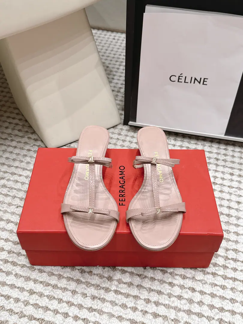 Requisition level Pyragmud. FERRAGAMO 26/ Butterfly knots.TThe words were with the kittens and the sandals. This cold tow line is a simple one., So beautiful., To put a low profile in the shape.. The central bow of the shoe is a mark of Felagum., Use of same-colour leather or paint leather, Fine Stereo, To put a softness into Janey's shoes., TThe tape design is not just beautiful., More solid feet., I'm gonna put my head on the table., Especially for walking or standing for a long time.. The kittens are low and well-balanced and lightly balanced., It's elegant.. Provide moderate incremental effect, And you're comfortable., It's a commute., Date, The ideal choice of everyday dress.. Shoe.: Importing cow paints Uchi.: Lamb skin. Otsumi!: That's a little skin. He's tall.: 4.5cm Size: 35-42（40 41 42Do it.）