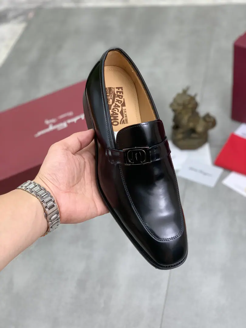Plant prices 【Real value】In the watered cow. 🆘【Salvatore Ferragamo】Pyragmud. The man's latest leisure business shoes.！The cabinet is on the market.！The fabric is in the form of a dedicated import version of the original, with a pony skin., Imported water to dye cattle skin inside., It's absolutely luxurious., ♪ Lead the fashion current ♪. Match: 38-45（46 47It's a deal.）. Black Brown Colour Optional